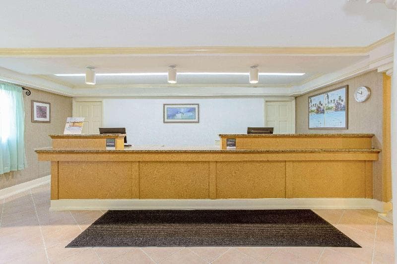La Quinta Inn by Wyndham Orlando Airport West 4