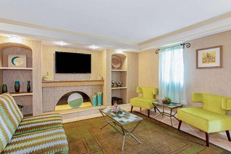 La Quinta Inn by Wyndham Orlando Airport West 5