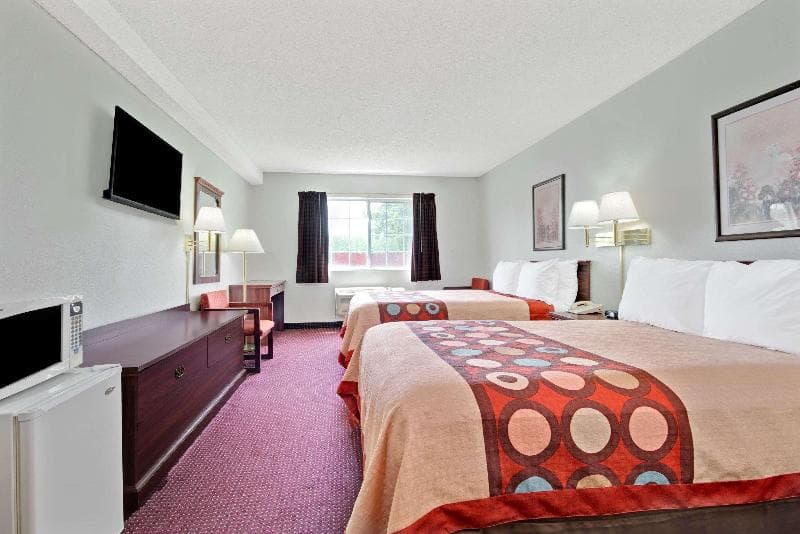 Super 8 By Wyndham Riverside/Kansas City photo 1