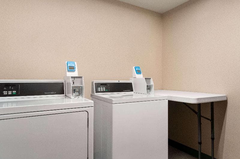 La Quinta Inn & Suites By Wyndham Madison American Center photo 1