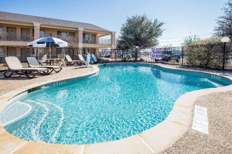 Days Inn By Wyndham Mckinney 5