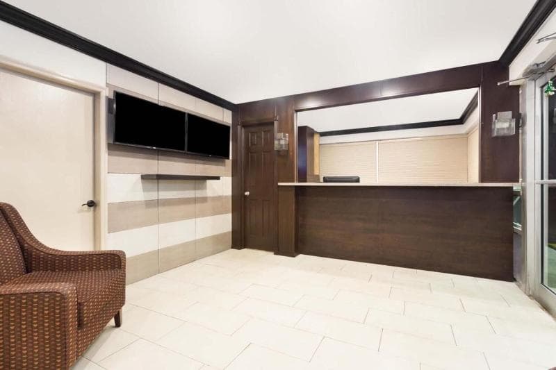 Econo Lodge Inn & Suites 2