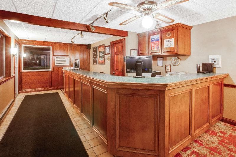 Super 8 by Wyndham Mackinaw City/Beachfront Area 3
