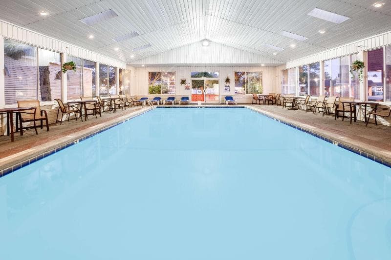 Super 8 by Wyndham Mackinaw City/Beachfront Area 4