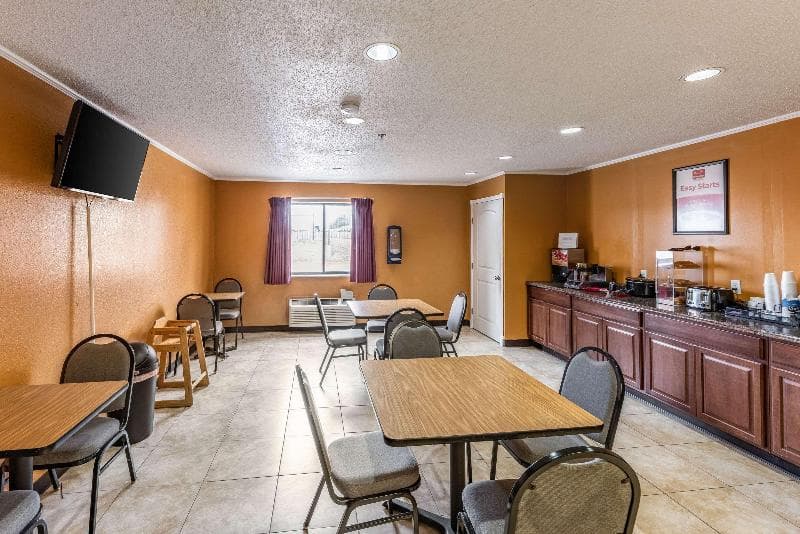 Econo Lodge Inn & Suites 3