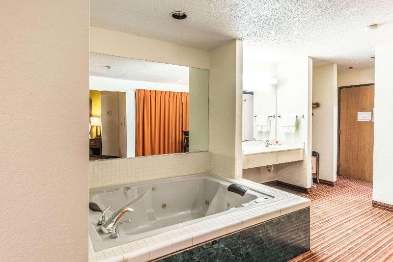 Econo Lodge Inn & Suites 4