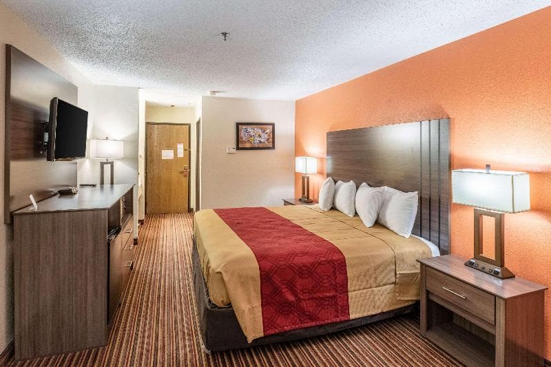 Econo Lodge Inn & Suites 5