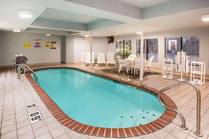 Days Inn By Wyndham Blue Springs 3