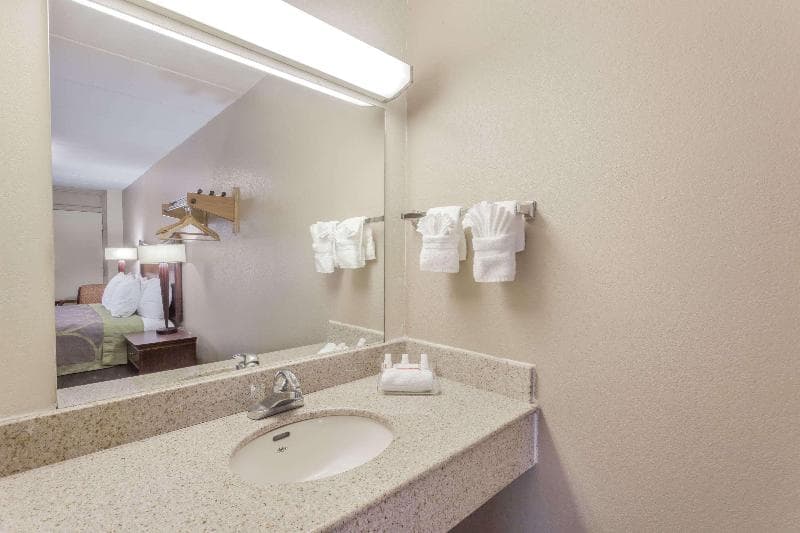 Super 8 by Wyndham Manassas 5
