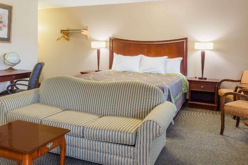 Super 8 by Wyndham Manassas 4