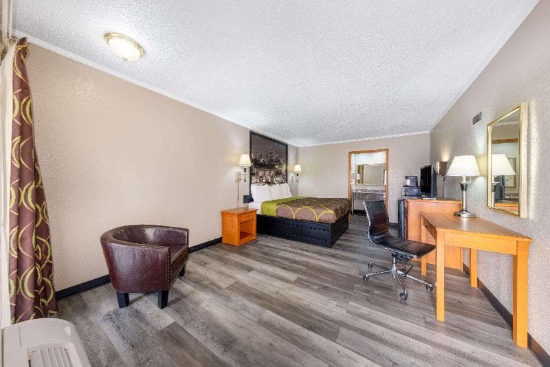 Super 8 By Wyndham Kansas City Airport 4