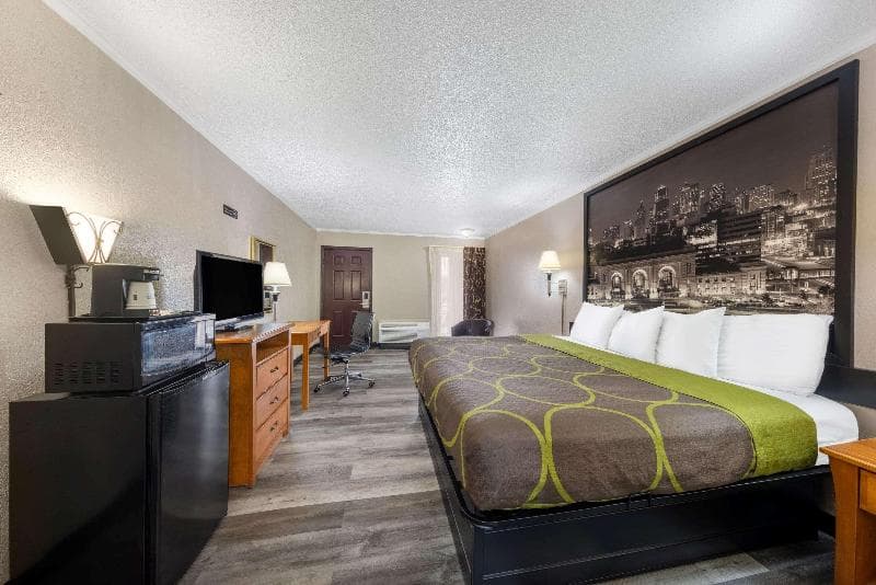 Super 8 By Wyndham Kansas City Airport 3