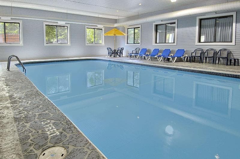 Super 8 by Wyndham Bridgeview of Mackinaw City photo 1