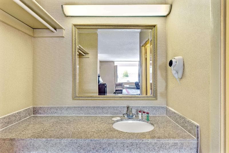 Ramada by Wyndham Baltimore West 4