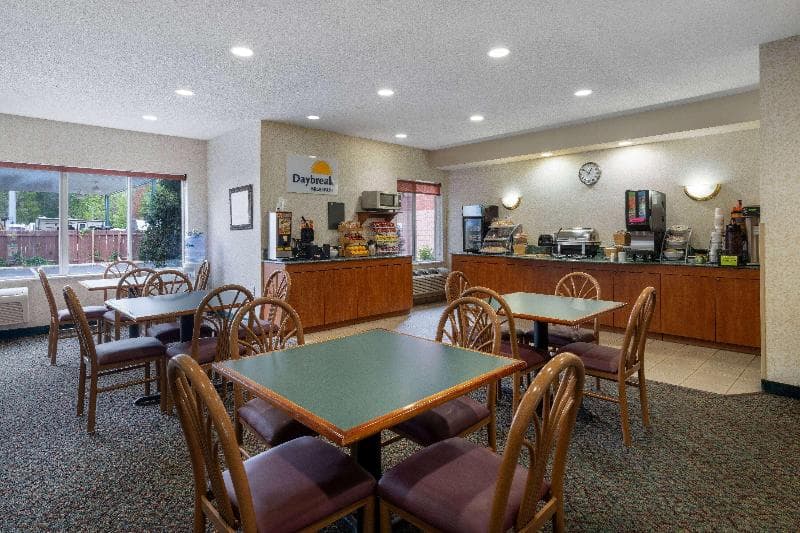 Days Inn & Suites by Wyndham Madison 3
