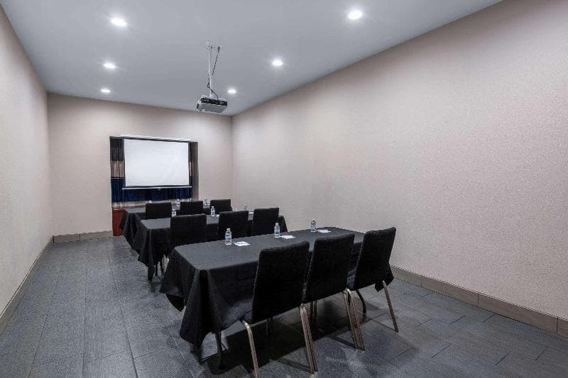 Microtel Inn & Suites by Wyndham Tracy 2