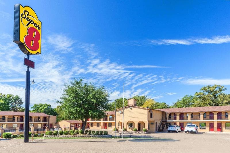 Super 8 by Wyndham Mount Pleasant 4