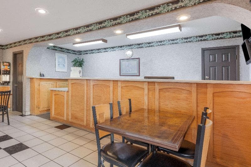 Super 8 by Wyndham Mount Pleasant 3