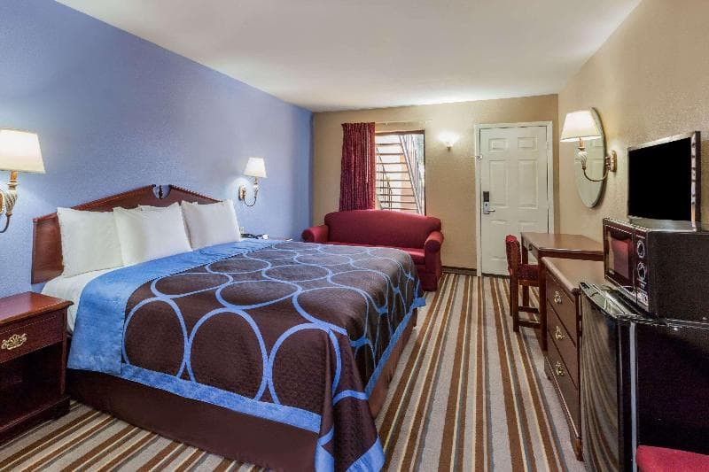 Super 8 by Wyndham Mount Pleasant 2
