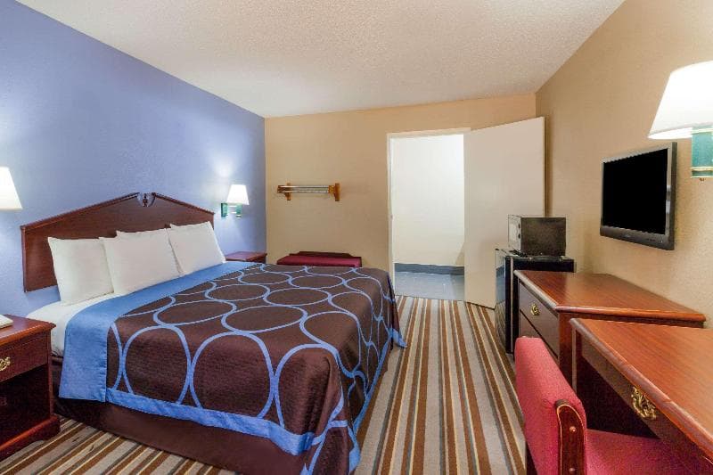 Super 8 by Wyndham Mount Pleasant 5