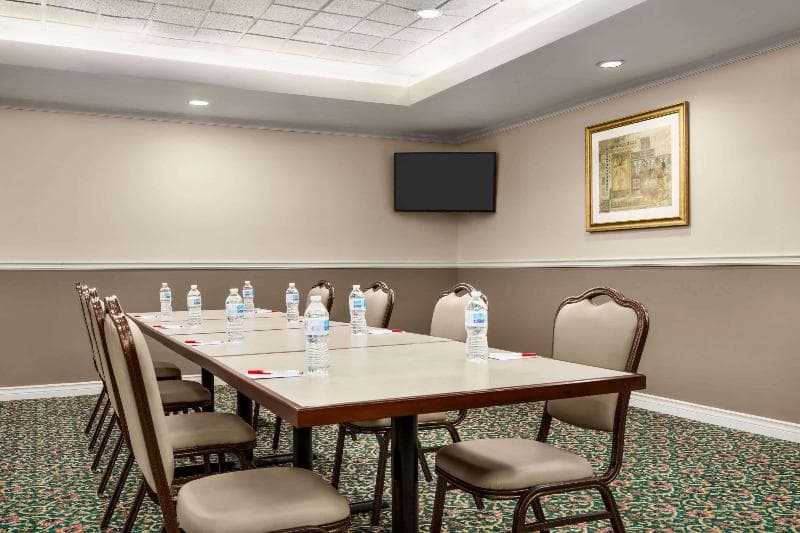 Ramada by Wyndham Niagara Falls Near the Falls 3