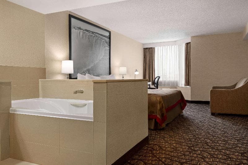 Ramada by Wyndham Niagara Falls Near the Falls 4
