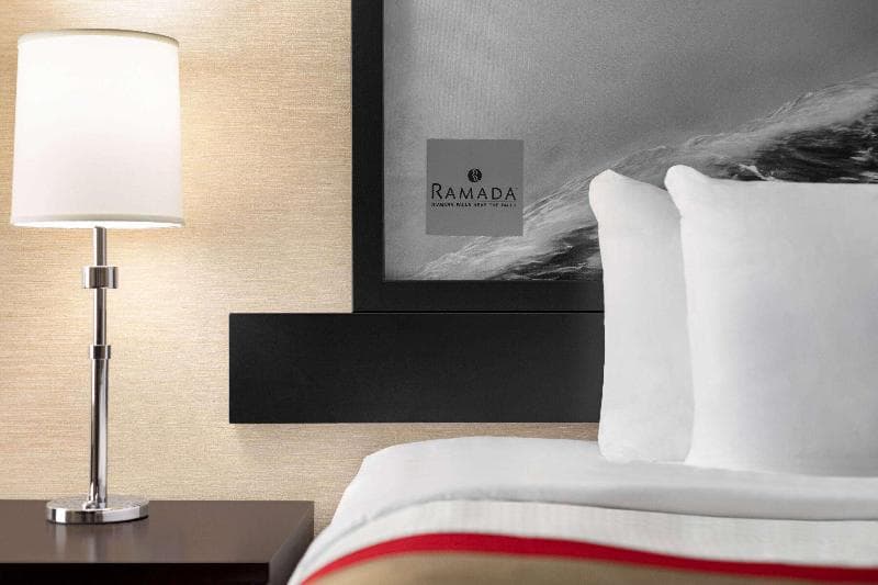 Ramada by Wyndham Niagara Falls Near the Falls 5