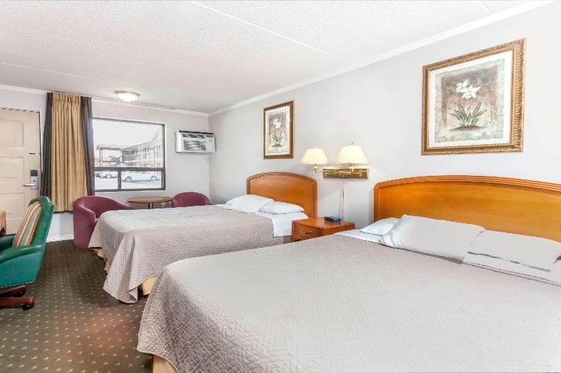 Howard Johnson by Wyndham Niagara Falls 3