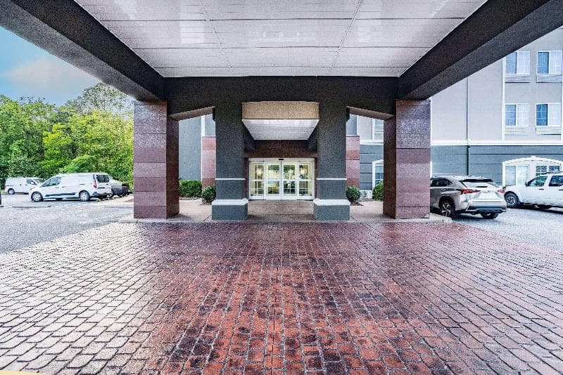La Quinta Inn & Suites by Wyndham Norfolk Airport 2