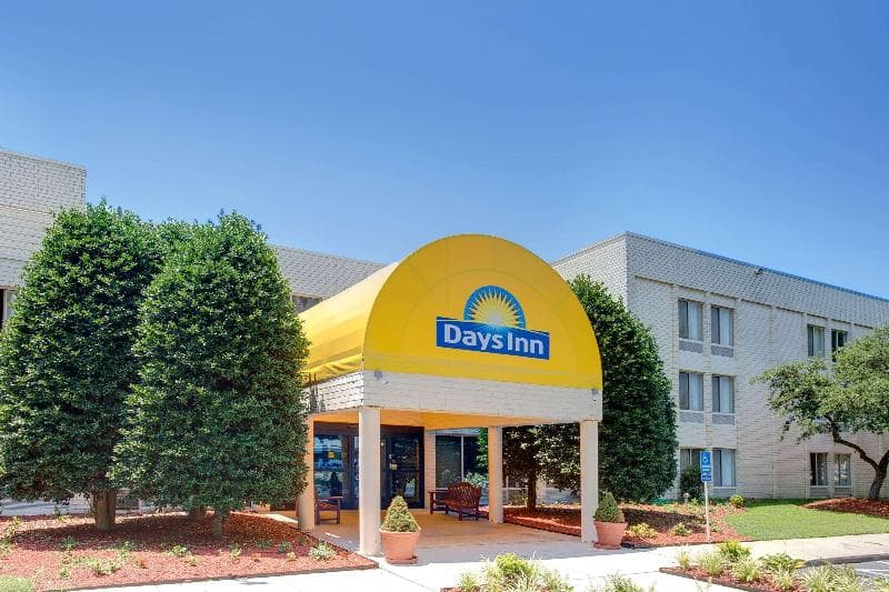 Days Inn By Wyndham Newport News City Ctr photo 1