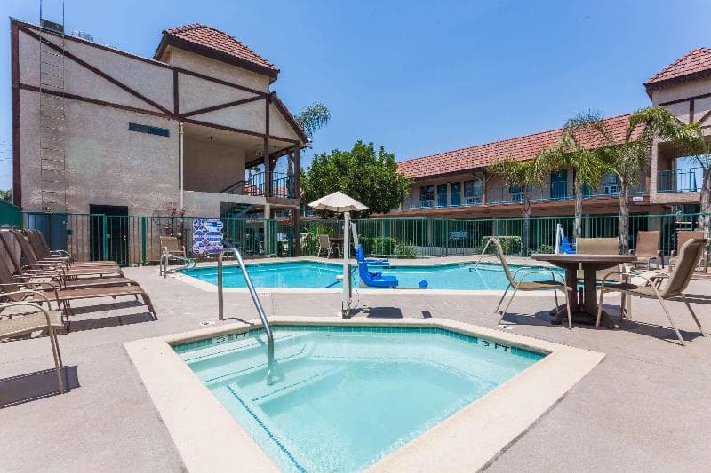 Howard Johnson By Wyndham Norco 5