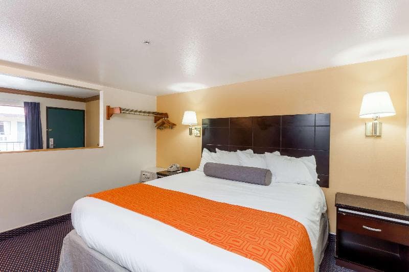 Howard Johnson By Wyndham Norco photo 1
