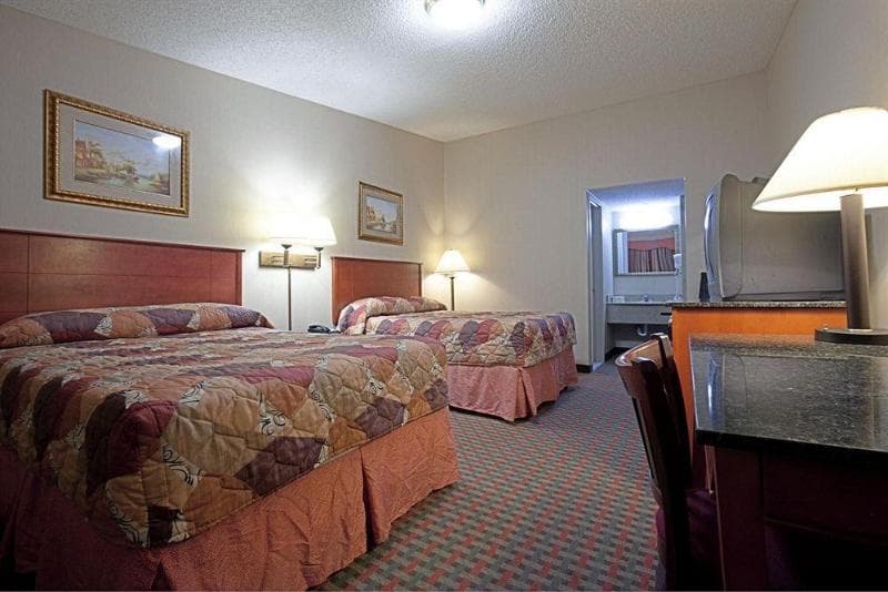 Americas Best Value Inn Smithtown Long Island 5
