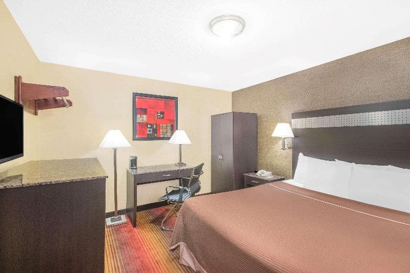 Howard Johnson by Wyndham North Bergen 3