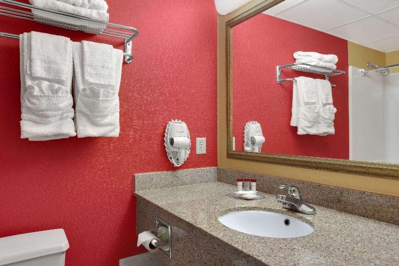 Ramada by Wyndham East Orange 4