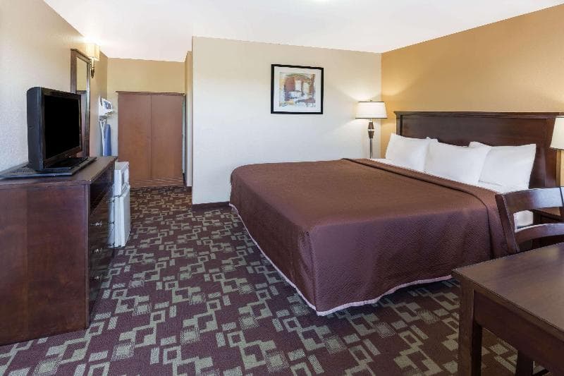 Travelodge by Wyndham Newport 3