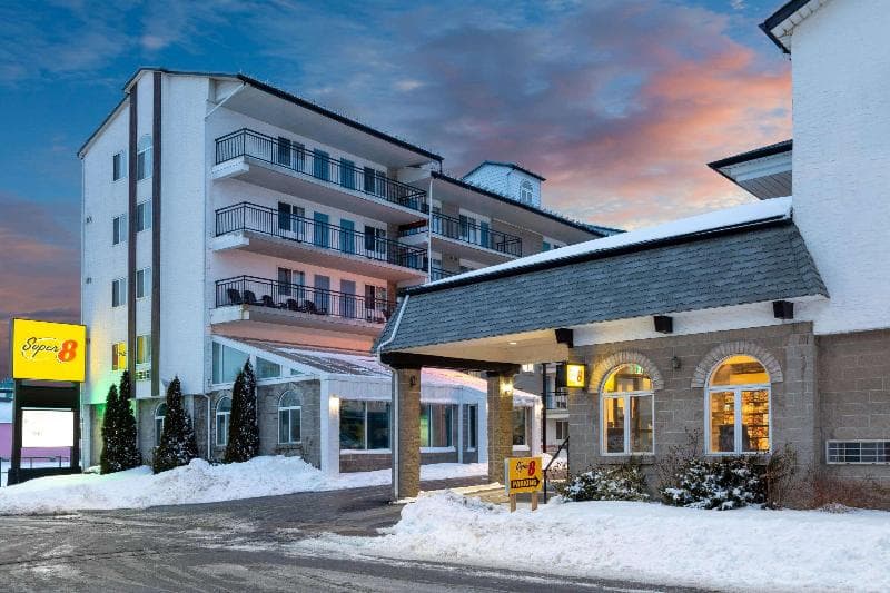Super 8 by Wyndham Niagara Falls by the Falls 4