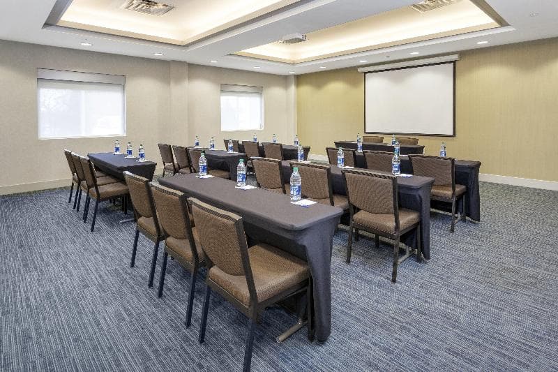 Holiday Inn Express & Suites Long Island-East End 2