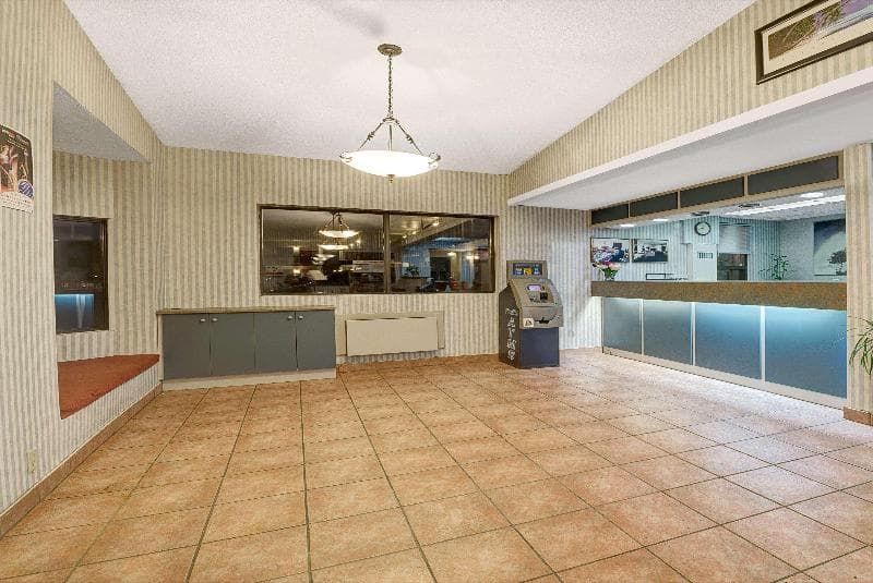 Super 8 By Wyndham Niagara Falls North 4