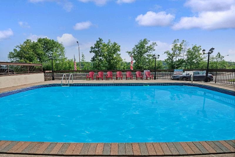Super 8 By Wyndham Niagara Falls North 5
