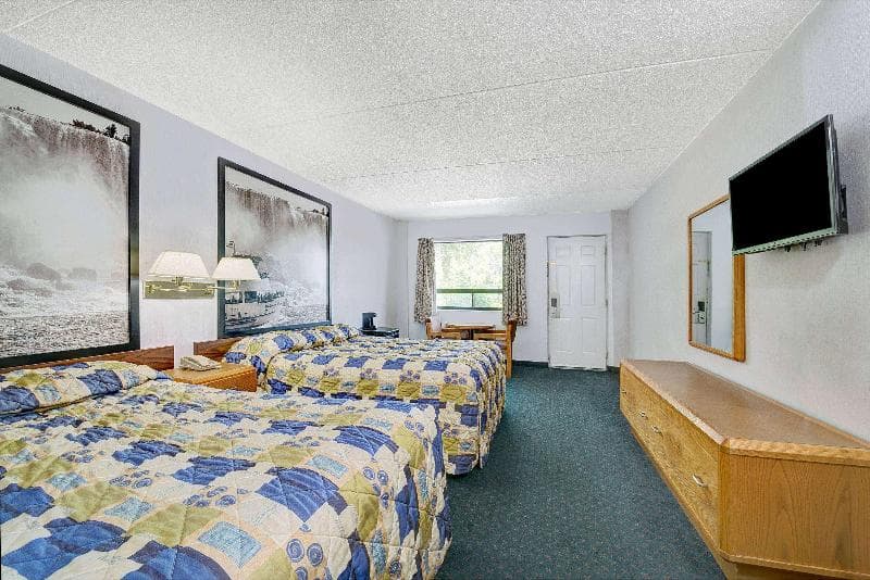 Super 8 By Wyndham Niagara Falls North photo 1