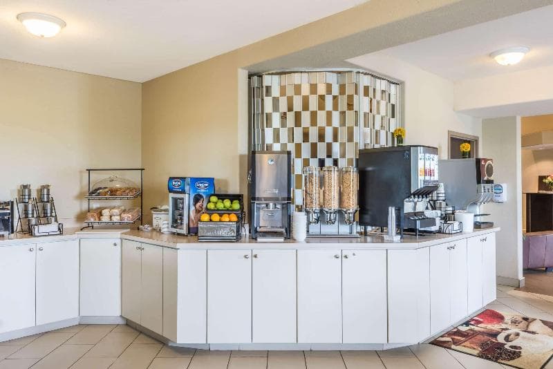 Super 8 By Wyndham Windsor 2