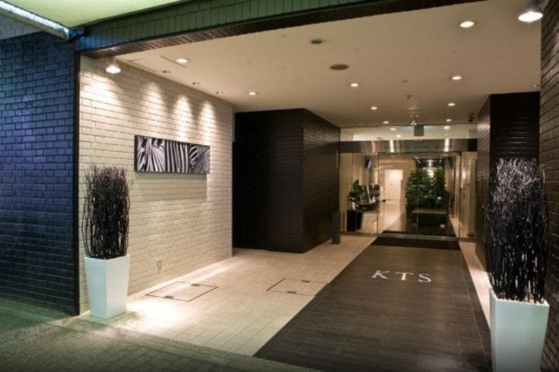 Hamilton Hotel Black 3