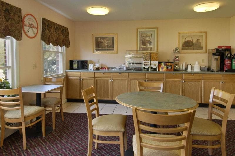 Howard Johnson by Wyndham Williamstown 2