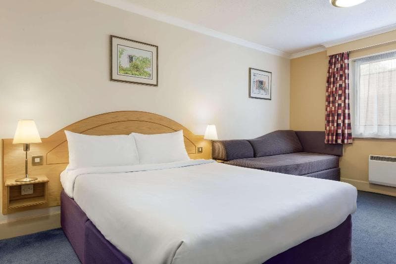 Days Inn By Wyndham Watford Gap 3