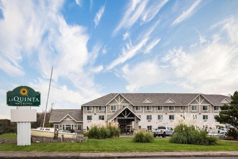 La Quinta Inn & Suites by Wyndham Newport 2