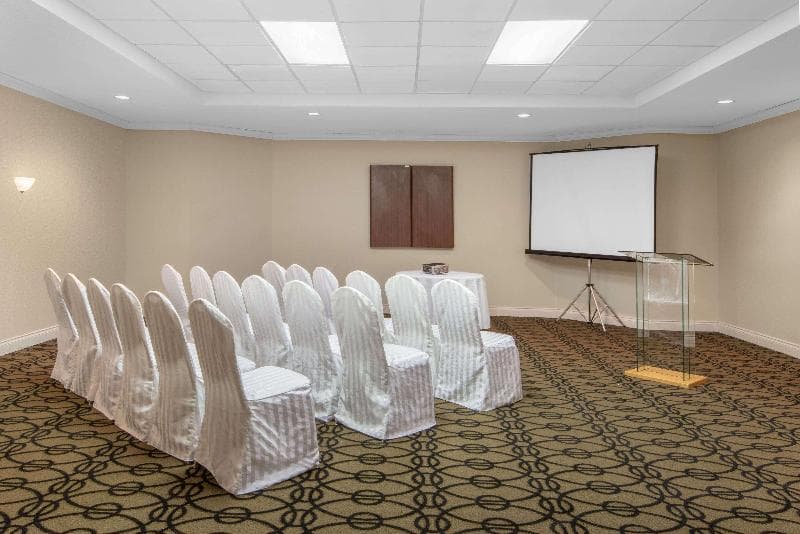 Ramada Plaza by Wyndham Niagara Falls 4