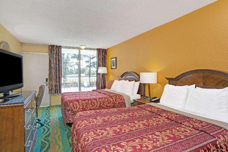 Days Inn by Wyndham Norfolk Military Circle 2