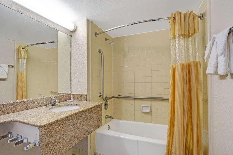 Days Inn by Wyndham Norfolk Military Circle 3
