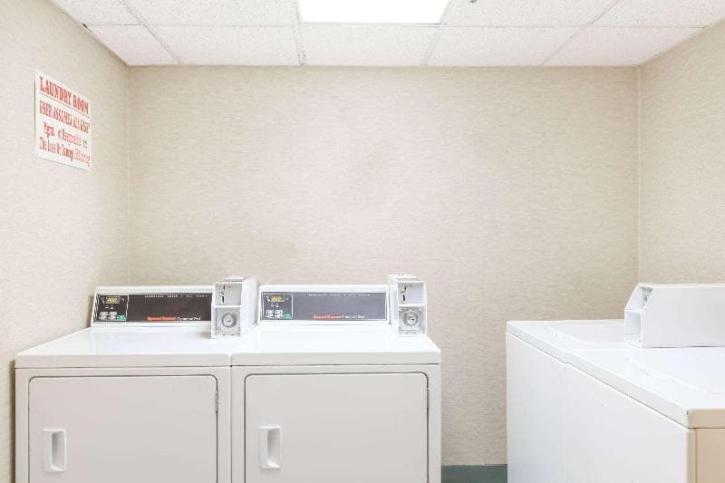 Howard Johnson by Wyndham Newark Airport photo 1